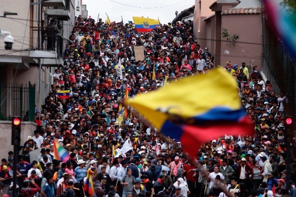 Manifestantes antigubernamentales marchan contra el presidente Lenín Moreno y sus políticas económicas durante una huelga nacional, en Quito, Ecuador.
FOTO: AP/Carlos Noreiga