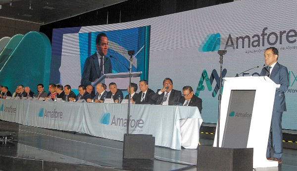PRESENCIA. El secretario de Hacienda estuvo en la Convención Nacional de Afores. Foto: NOTIMEX