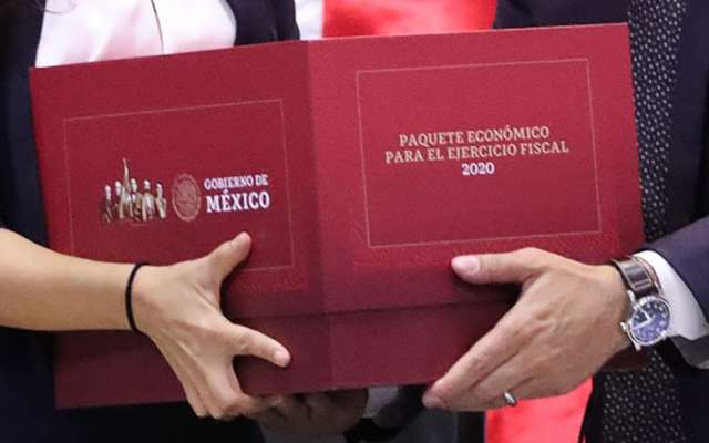EL ANUNCIO. El secretario
de Hacienda, Arturo Herrera y el presidente
del CCE, Carlos Salazar, realizan el anuncio de
factureras, esta mañana. Foto: Especial