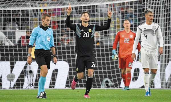 LISTO. Lucas Alario (izq.) provocó el despertar de Argentina con el 2-1, al 66’. Foto: AFP.