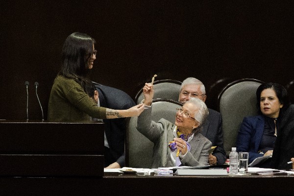 Durante la intervención de la diputada independiente Laura Rioja, ésta le regaló un