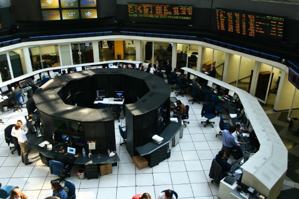 Aspecto de la Bolsa Mexicana de Valores al interior. Foto: Cuartoscuro