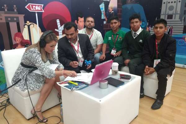 Blanca Becerril y los jóvenes estudiantes del Conalep galardonados con la medalla Sentimientos de la Nación desde la feria de Hannover Messe en León, Guanajuato.
FOTO: ESPECIAL