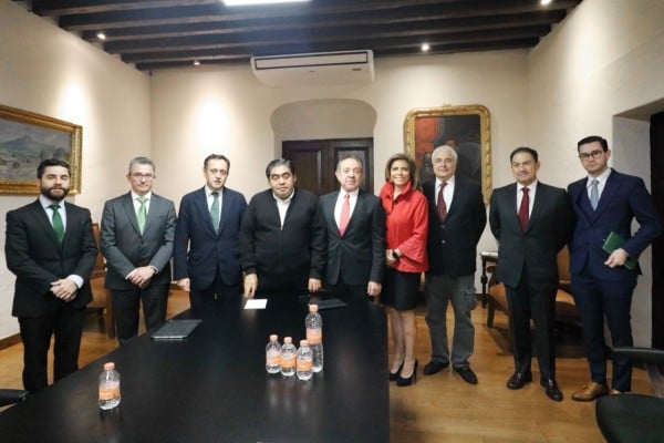 El gobernador de Puebla, Miguel Barbosa Huerta, se reunió con directivos de Iberdrola. Foto: Especial