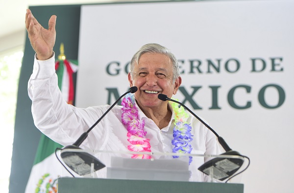 Andrés Manuel López Obrador, presidente de la República, durante su visita con la comunidad del Hospital Rural Villa Unión. Foto: Especial