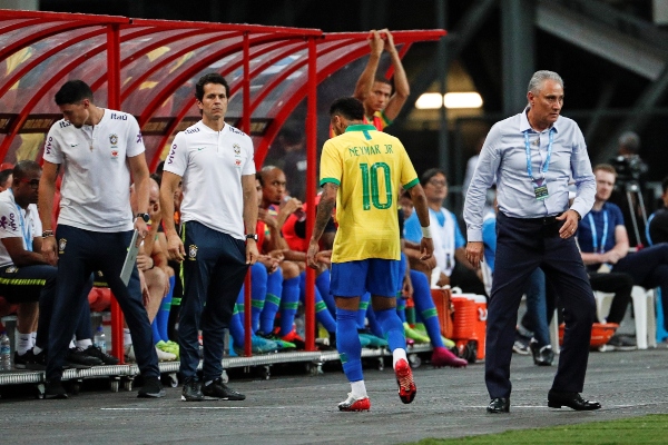 El jugador brasileño se retiró del campo. Foto: EFE