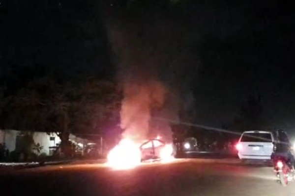Los vecinos le prendieron fuego al vehículo. Foto: Especial