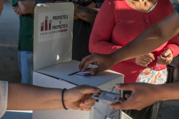 FOTO: OMAR MARTÍNEZ /CUARTOSCURO.COM
Ciudadanos emiten su voto en la Consulta Ciudadana para que se defina si el próximo gobierno de Baja California debe ser promovido por 2 o 5 años.