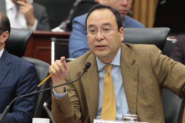 Ciro Murayama, consejero electoral, durante la Sesión del Consejo General del INE con Motivo de las elecciones en los Estados de Aguascalientes, Baja California, Durango, Quintana Roo, Puebla y Tamaulipas.
FOTO: INE /CUARTOSCURO.COM