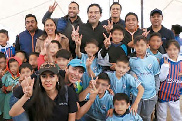 CERCANÍA. El alcalde se reunió con niños y
jóvenes que practican actividades deportivas. Foto: Especial
