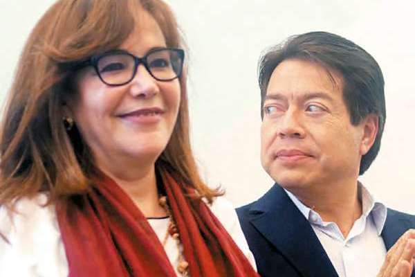 DIFIEREN. Yeidckol Polevnsky, presidenta de Morena, y el diputado Mario Delgado fueron el domingo a un informe legislativo en Morelos. CUARTOSCURO