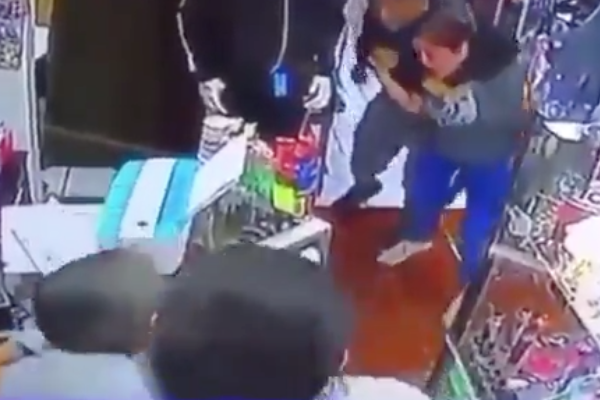 nuevo_leon_asalto_violento_boutique_ladronez_enañonan_niño_mujeres