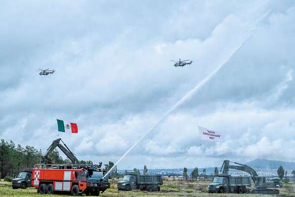 BAUTIZO. Un camión de bomberos arroja un chorro de agua como tradición al comenzar un aeropuerto. Foto: Leslie Pérez.