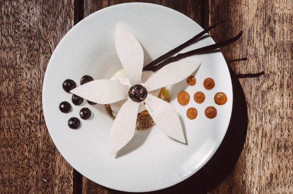 LOS MÁS EMBLEMÁTICOS: Uno de los postres más pedidos es la flor de vainilla, similar a una orquídea Foto: La Postrería