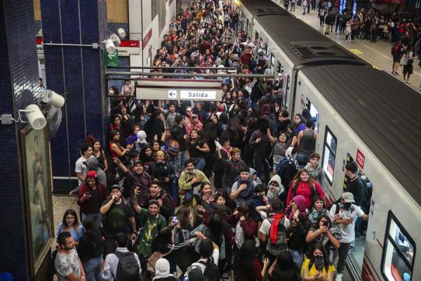 Decenas de personas se manifiestan en la estación del metro Los Héroes este viernes, en Santiago (Chile). Foto: EFE