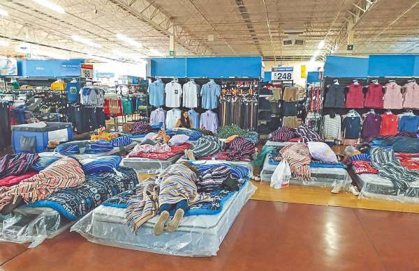 MIEDO. Ciudadanos de Culiacán durmieron en una sucursal de Walmart. Foto: Especial.