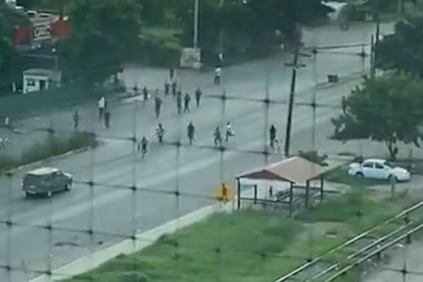 Momento en donde decenas de reos se escapan del penal de Aguaruto en Culiacán. Foto: Especial