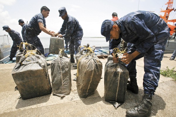 LUCHA Los soldados
incautaron varios paquetes
de cocaína. Foto: AP