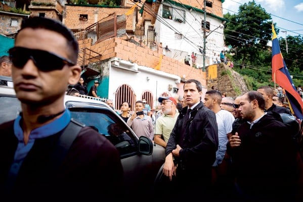 CAMINANDO. Desde marzo, Guaidó busca impulsar el rechazo a Nicolás Maduro. Foto: Reuters