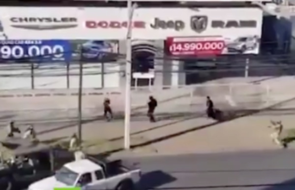 La grabación capta a un elemento de Carabineros disparar a un hombre. FOTO: Especial