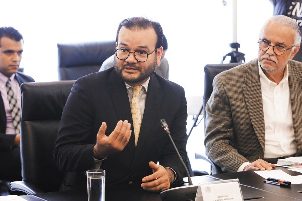 CHOQUE. Los morenistas Cristóbal Arias y Martha Lucía Micher tuvieron un diferendo con Carpizo
(izq.), defensor de policías federales. Foto: Especial