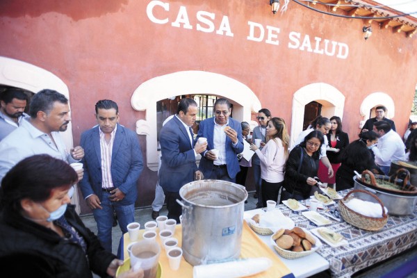 SALUD. Cuauhtémoc Blanco encabezó el acto que inicia las acciones contra la influenza. Foto: Especial