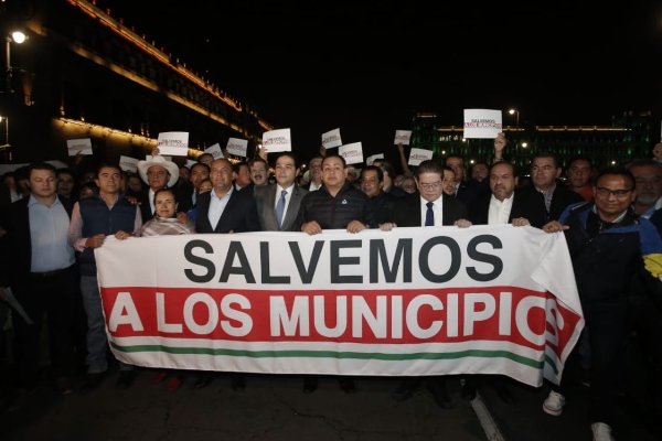 Presidentes municipales se manifiestan afuera del Palacio Nacional; buscan audiencia con López Obrador.
FOTO: TWITTER @EnriqueVargasdV
