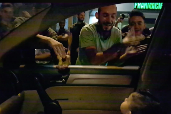 Manifestantes le cantan a un menor. Foto: Especial