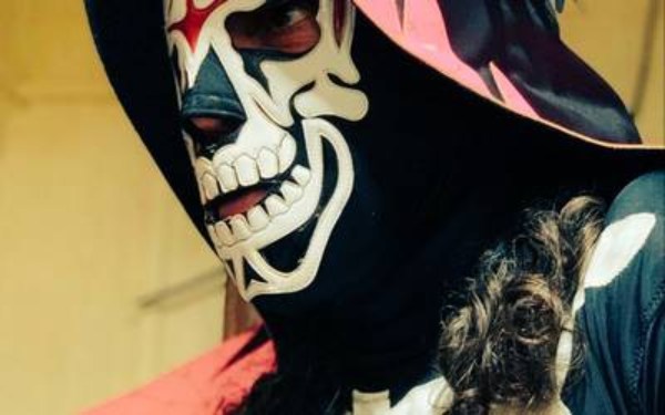 La Parka sufrió un accidente en el cuadrilátero. Foto: Especial