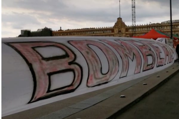 Cerca de 30 bomberos se encuentran en el Zócalo. Foto tomada de video