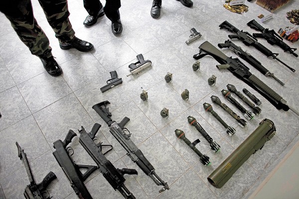 ZONA CALIENTE. De las armas ilegales que hay en
México, 80 por ciento
provienen de EU, principalmente de Texas. Foto: AP