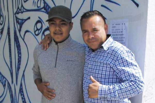 Francisco Tenorio accedió a fotografiarse con quien luego lo atacó (de gris). Foto: Especial