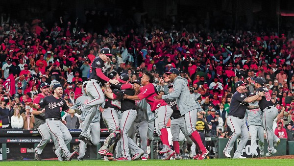 El lanzador Stephen Strasburg fue nombrado como el Mejor Jugador
y obtuvo un trofeo y un
auto último modelo. Foto: AP