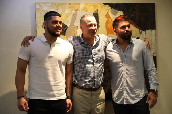 Quirino Ordaz Coppel, recibió a los lanzadores sinaloenses Roberto Osuna Quintero y José Luis Hernández Urquidy. Foto: Especial