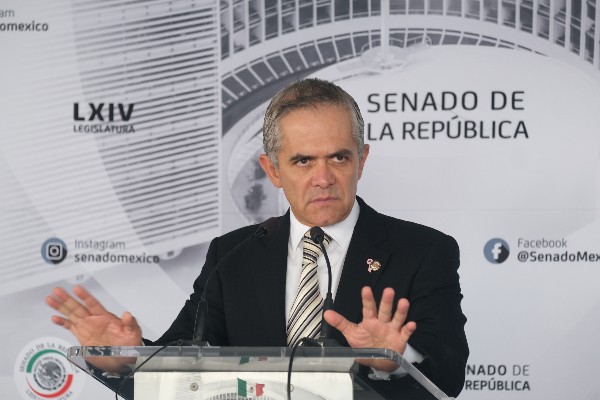 El senador Miguel Ángel Mancera, por el partido del PRD, ofreció una conferencia de prensa en el Patio del Federalismo del Senado de la República.
FOTO: GRACIELA LÓPEZ /CUARTOSCURO.COM