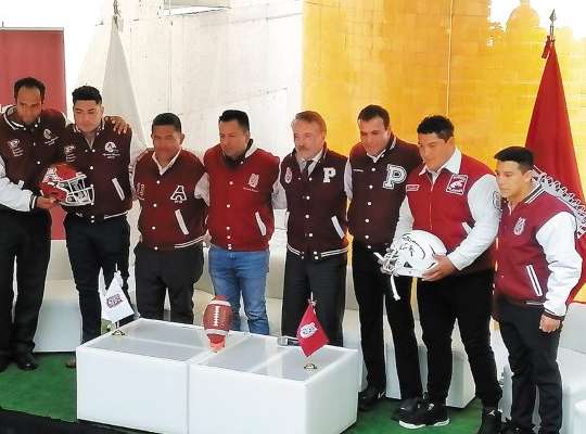 RETO. Entrenadores y jugadores de ambos equipos coincidieron ayer. Foto: Omar Moro.