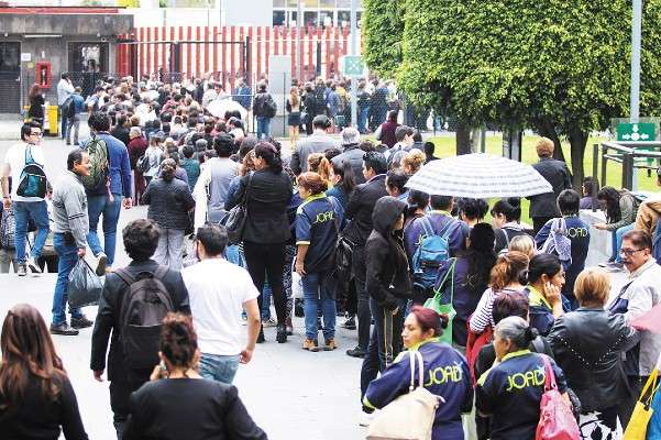 BLOQUEO. Trabajadores de San Lázaro hicieron fila ayer para salir del recinto, debido al bloqueo que hizo un grupo de químicos. Foto: Cuartoscuro