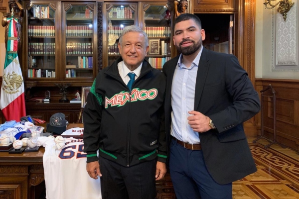 El presidente recibió en Palacio Nacional al pitcher mexicano. Foto: Presidencia