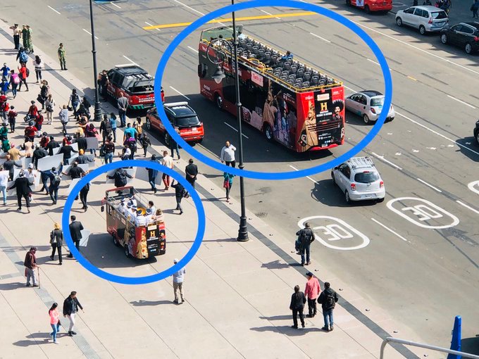 El Turibús normal y el Turibús Bebé. FOTO: Twitter