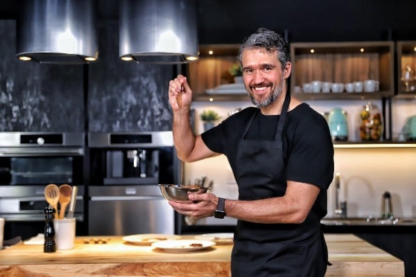 Nombrado por The Latin America’s 50 Best Restaurants como el mejor chef repostero de América Latina, Luis Robledo hace de su pasión por el chocolate un estilo de vida. Foto: Víctor Gahbler