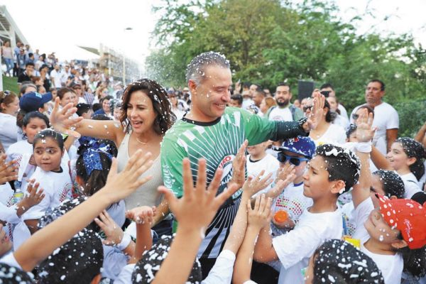 DIVERSIÓN. Una lluvia de espuma puso fin a la
caminata en la que participaron 10 mil personas. Foto: Especial.