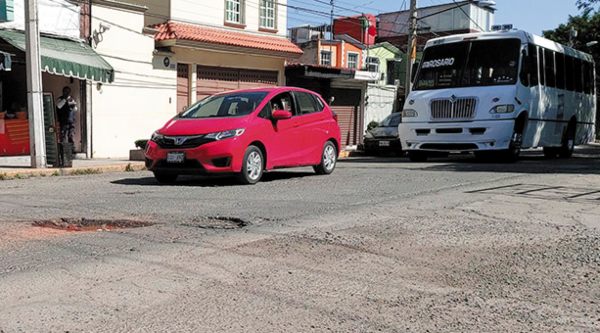 PROBLEMA. Los baches afectan por igual a
avenidas principales y calles secundarias. Foto: Leticia Ríos.