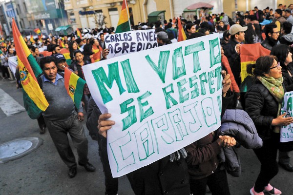 CHOQUES. Los enfrentamientos y las manifestaciones en Bolivia no cesan; hay cientos de heridos. Foto: Reuters