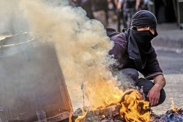 SANTIAGO. Las primeras protestas fueron por el aumento al pasaje del Metro. Foto: AFP