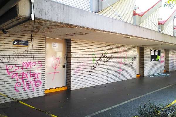PINTAS. Las manifestantes pintaron el edificio anexo de la Facultad de Ingeniería. Foto: Especial