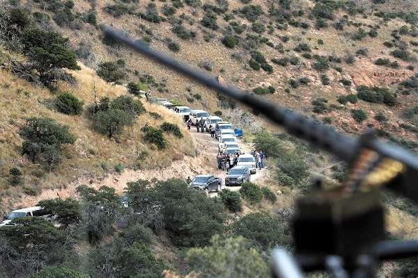 CUSTODIA MILITAR. Efectivos de la Guardia Nacional resguardan las localidades habitadas por los LeBarón. Foto: AP