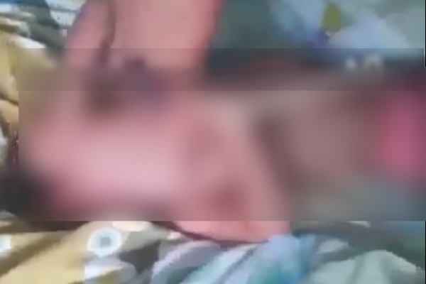 ¡Alerta discreción! Difunden imágenes mientras mujer pisa la cara de su bebé y trata de ahogarla