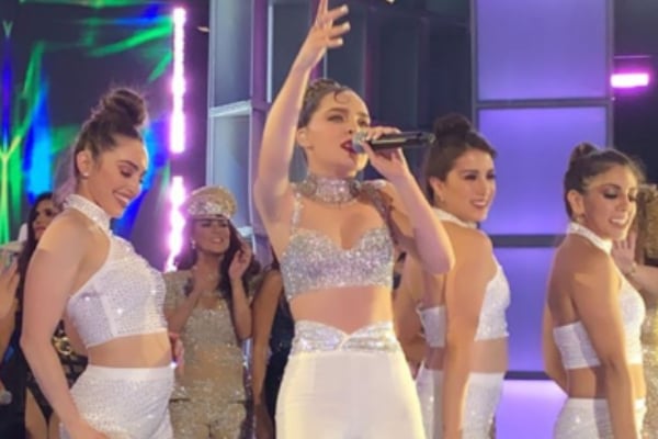 Belinda hace el oso en Los Premios de la Radio: VIDEO