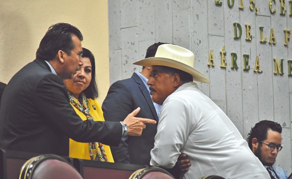 LABOR. El legislador Juan Carlos Molina (der. con sombrero) era miembro de la LXV Legislatura local. Foto: Especial