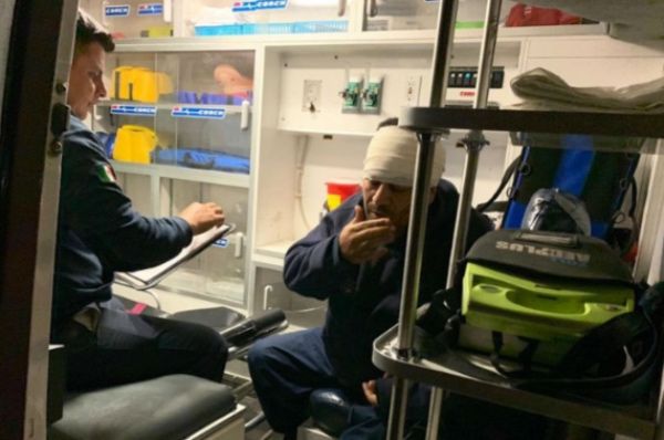 El taxista fue trasladado a un hospital para recibir atención médica. FOTO: Captura de Pantalla